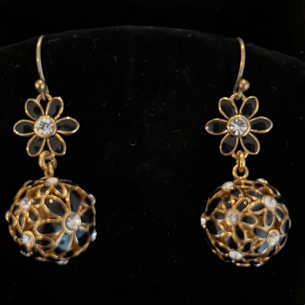 Daisy drop earrings